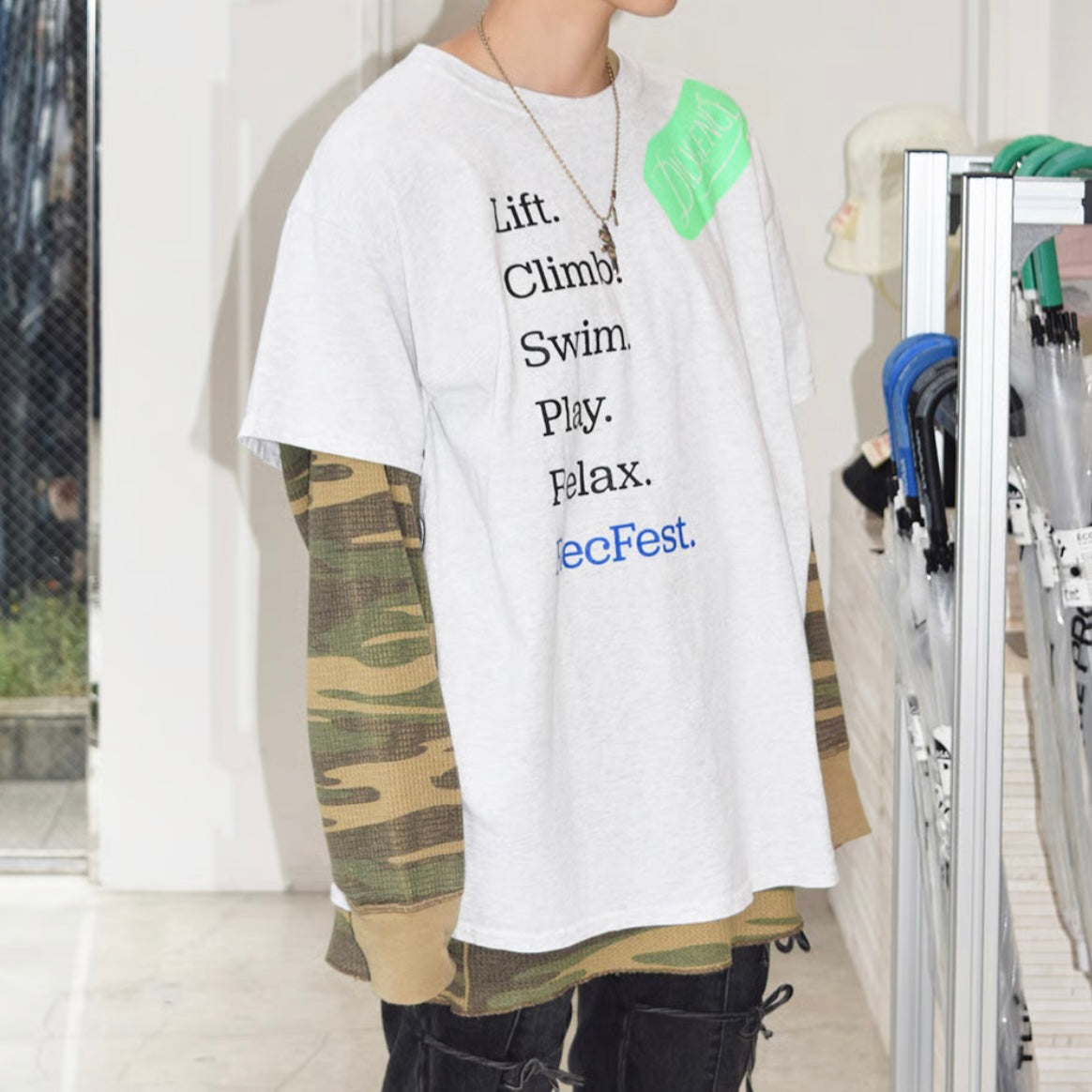 【USED】STICKER LOGOPRINT T-SHIRTSーGLAY1